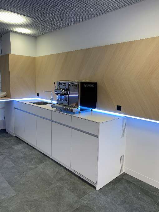 Images 1-3: The veneer decks used represent the corporate design of BLKB in Aesch, Switzerland, in a beautiful and sustainable way. Photos: Roser AG